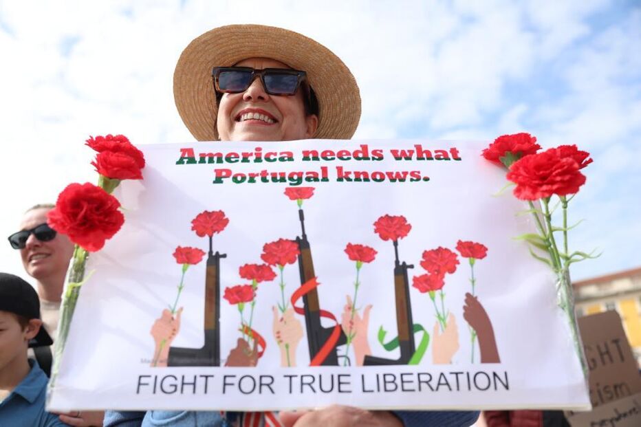 Americanos contra Trump manifestam-se em Lisboa com referências ao 25 de Abril 
