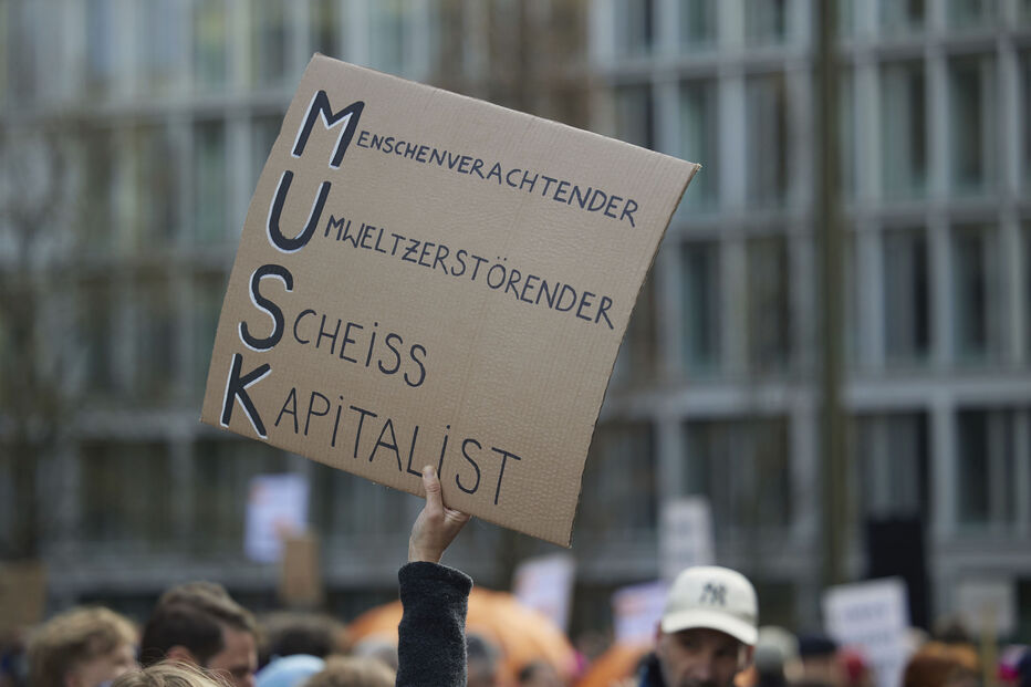 Centenas de pessoas protestam contra Musk 