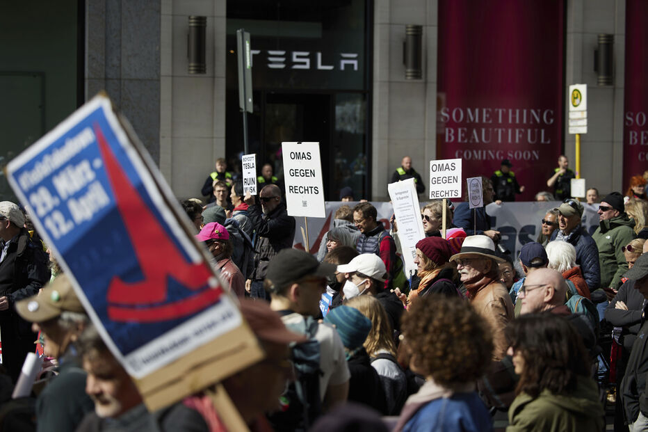 Centenas de pessoas protestam contra Musk 