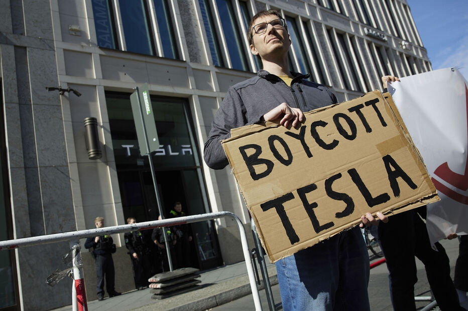 Centenas de pessoas protestam contra Musk 