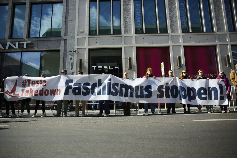 Centenas de pessoas protestam contra Musk 