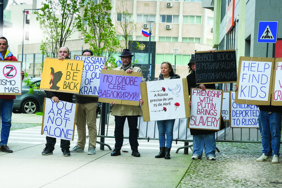 Todos os sábados, o grupo protesta junto à embaixada da Rússia em Lisboa
