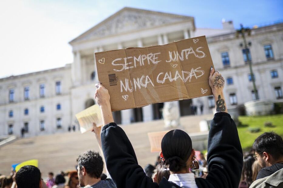Manifestação em frente à Assembleia da República 