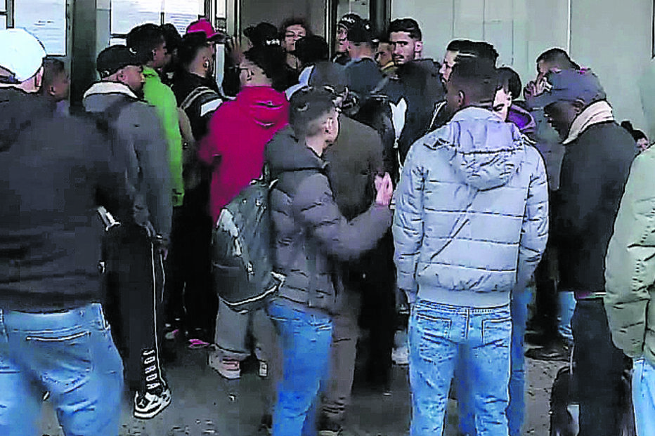 Imigrantes esperam longas horas para serem atendidos 