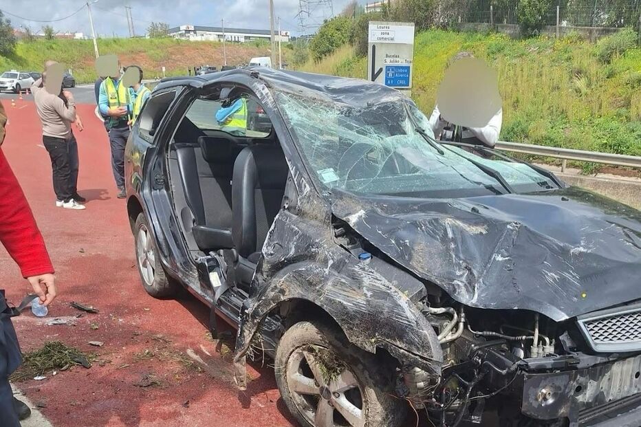 Um morto e um ferido em despiste seguido de capotamento em Loures