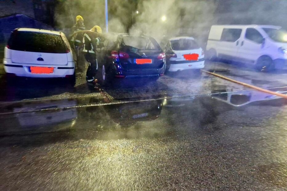 Viaturas destruídas por incêndio