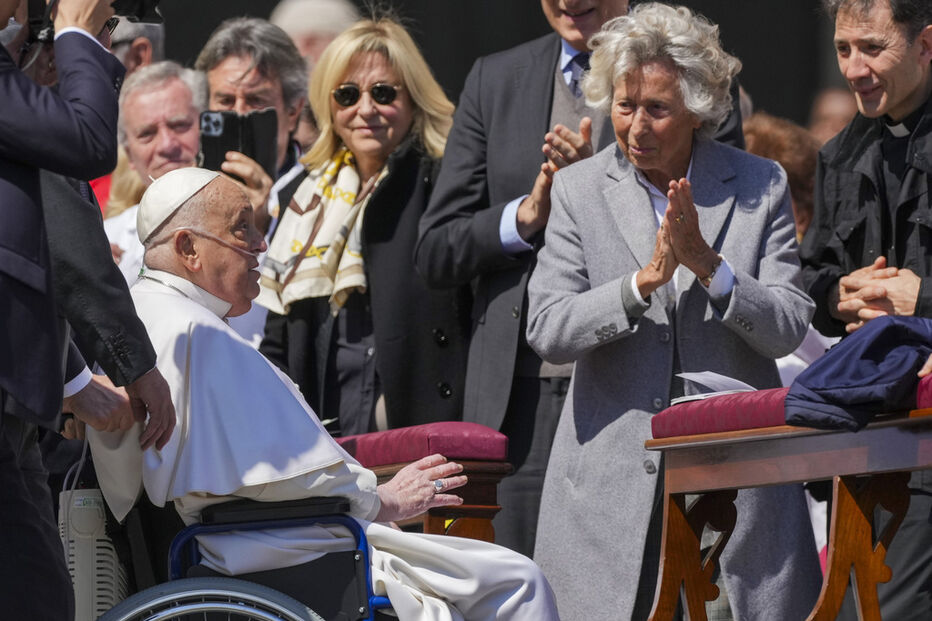 Papa Francisco aparece pela primeira vez em público no Vaticano desde que teve alta hospitalar