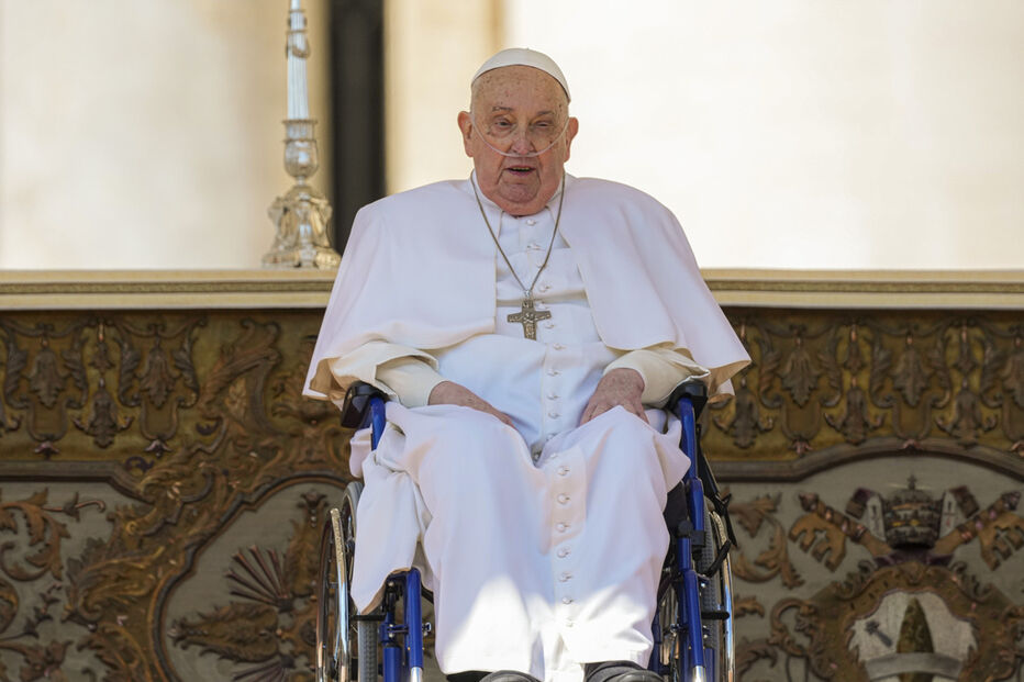 Papa Francisco aparece pela primeira vez em público no Vaticano desde que teve alta hospitalar