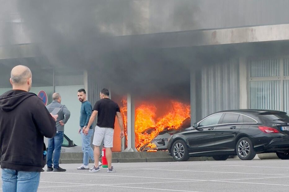 Quatro carros da polícia municipal destruídos pelas chamas em Aveiro