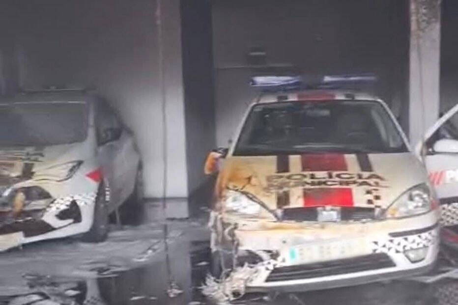 Carros da polícia municipal destruídos pelas chamas