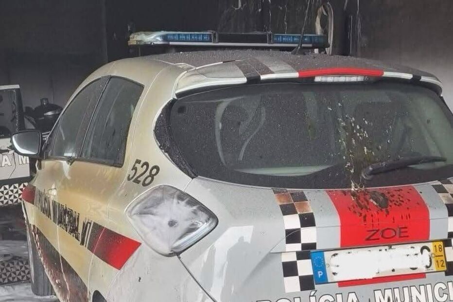 Carros da polícia municipal destruídos pelas chamas