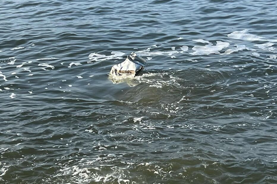 Pedaço do carro que caiu ao rio Tejo