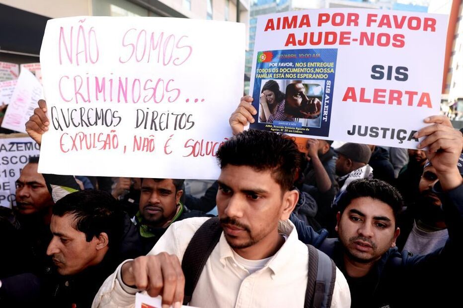 Mais de uma centena de imigrantes manifestam-se junto à AIMA 