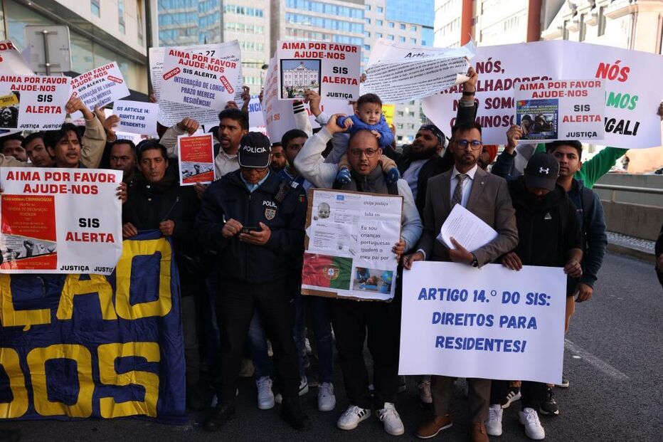 Mais de uma centena de imigrantes manifestam-se junto à AIMA 