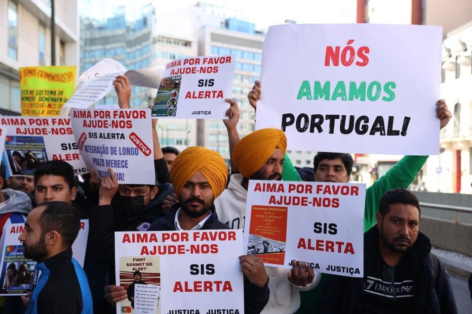 Mais de uma centena de imigrantes manifestam-se junto à AIMA 