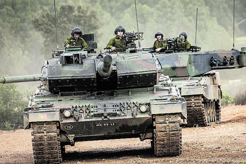 Carros de combate Leopard 2 A6 do Exército português