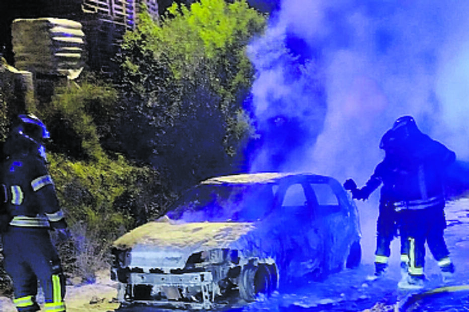 Incêndio destrói carro na EN125 em Tavira