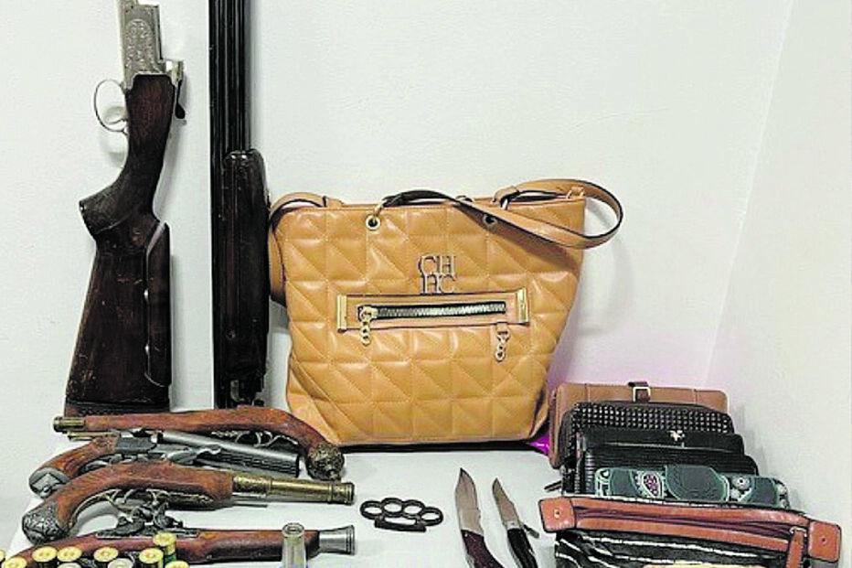 Armas e outro material apreendido pela PSP aos suspeitos 