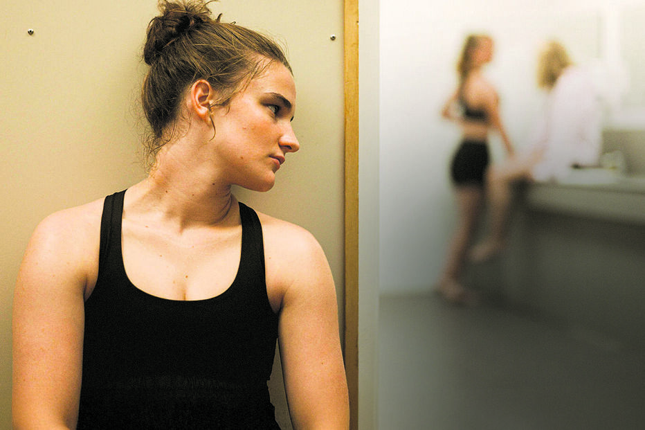 A protagonista, Julie, perante um dilema: deve denunciar uma situação inaceitável ou manter-se calada e assegurar o futuro? 