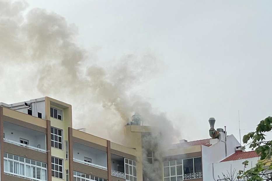 Incêndio deflagra em churrasqueira no Feijó em Almada