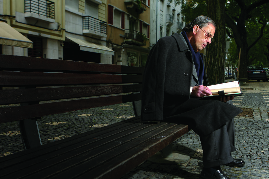 Ladeiro Monteiro  (1931-2010), aqui a consultar as suas notas, fundou as secretas