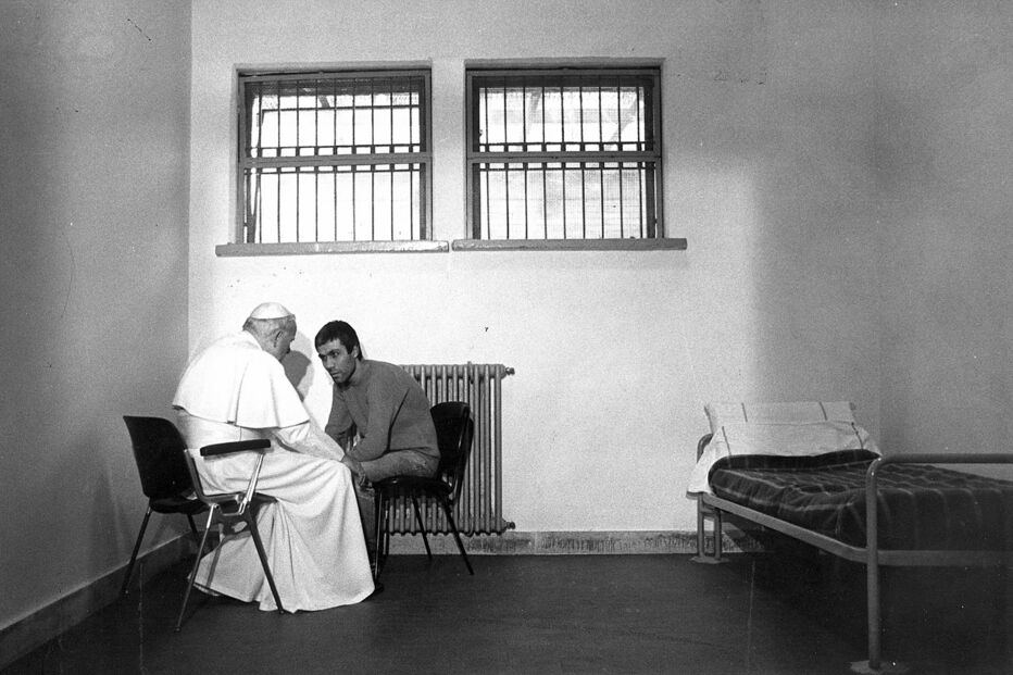 Papa João Paulo II com Ali Agca, o autor do disparo. Perdoou-lhe 