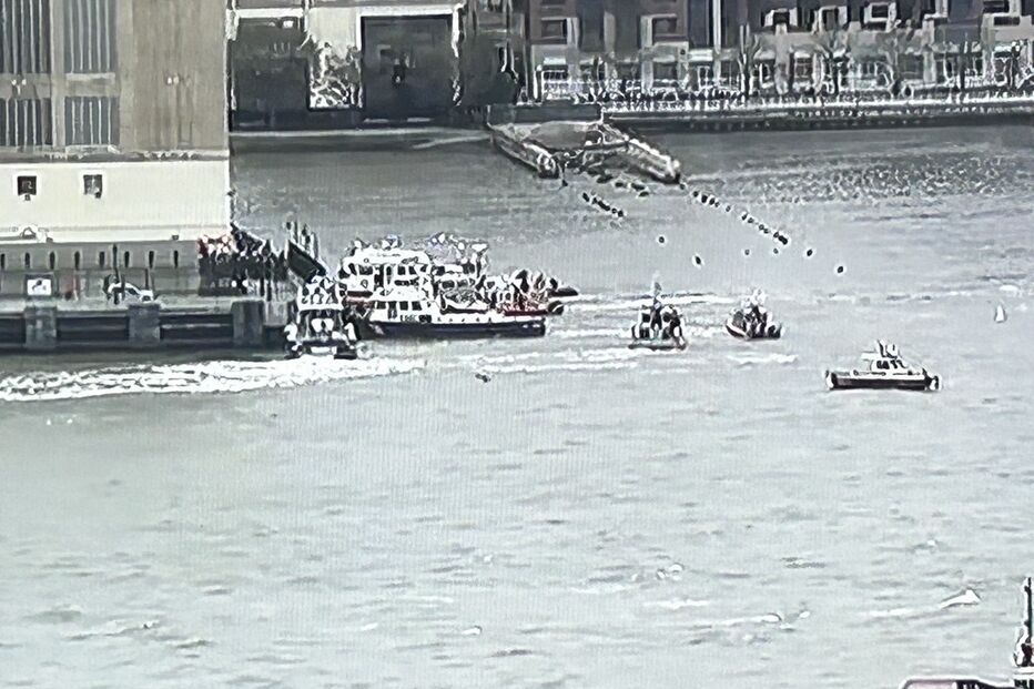 Helicóptero despenha-se no Rio Hudson em Nova Iorque