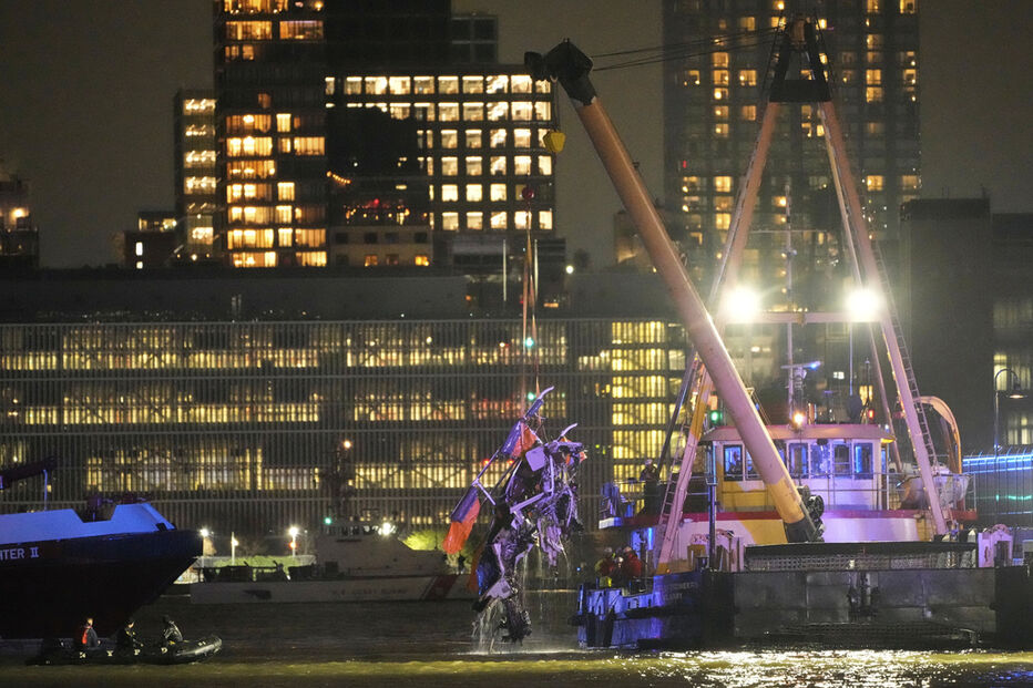 Destroços de helicóptero que caiu no rio Hudson em Nova Iorque