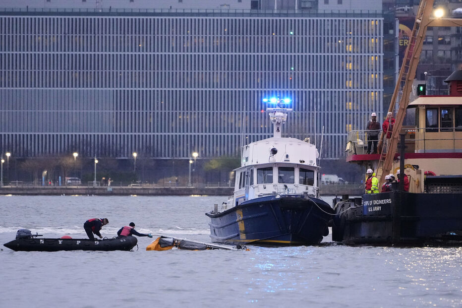 Autoridades investigam queda de helicóptero no rio Hudson em Nova Iorque