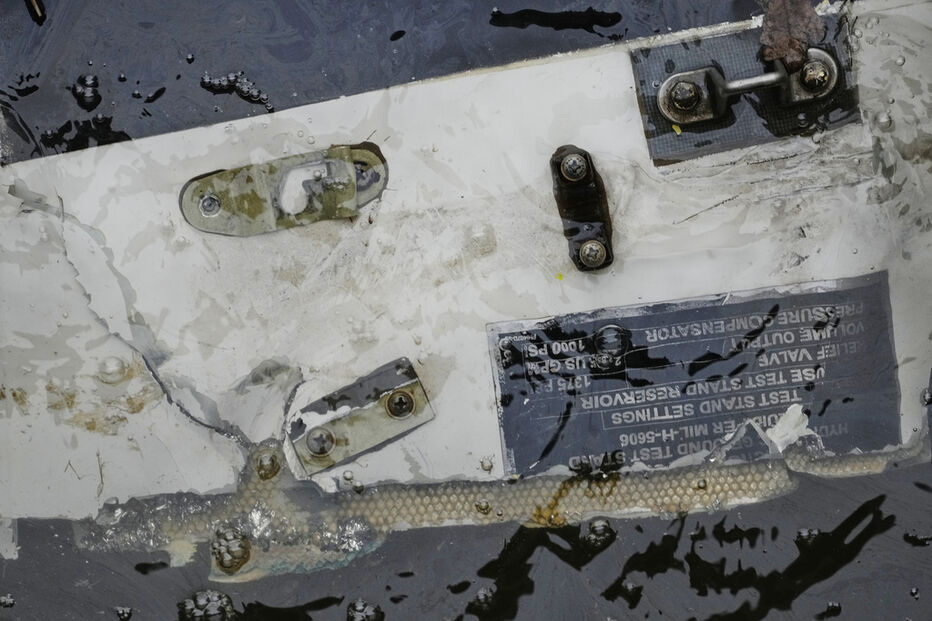 Destroços de helicóptero que caiu no rio Hudson em Nova Iorque