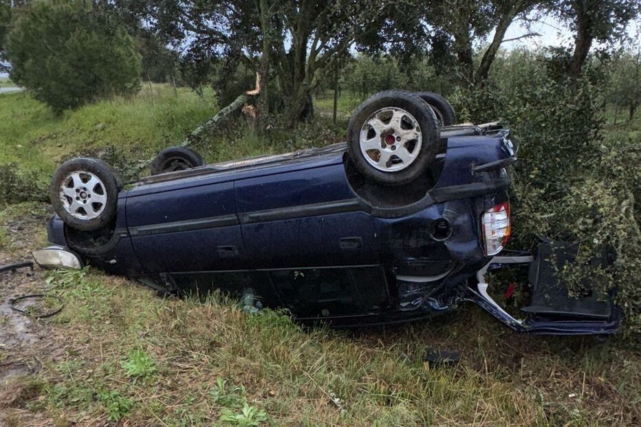 Despiste seguido de capotamento provoca dois feridos em Santiago do Cacém