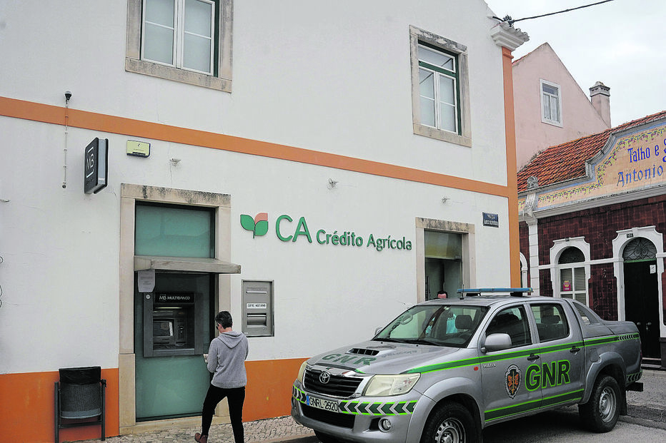 Dupla tinha preferência pelos balcões da Caixa de Crédito Agrícola. Na foto, aparato após assalto no Cartaxo 