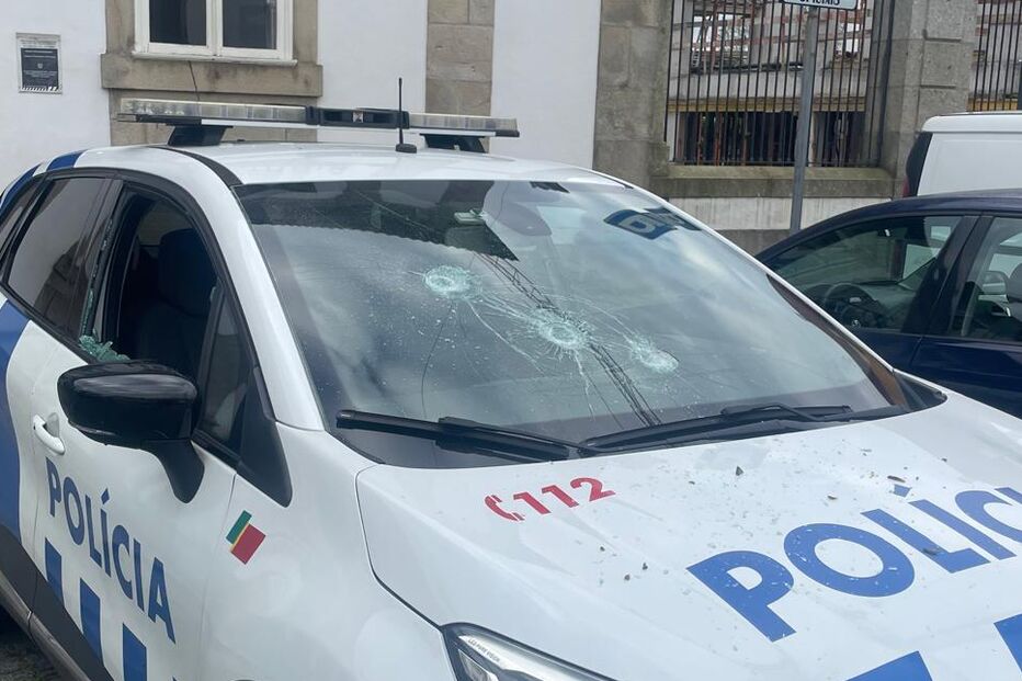 Homem ataca esquadra de Braga à pedrada e esfaqueia polícia que o tentou impedir