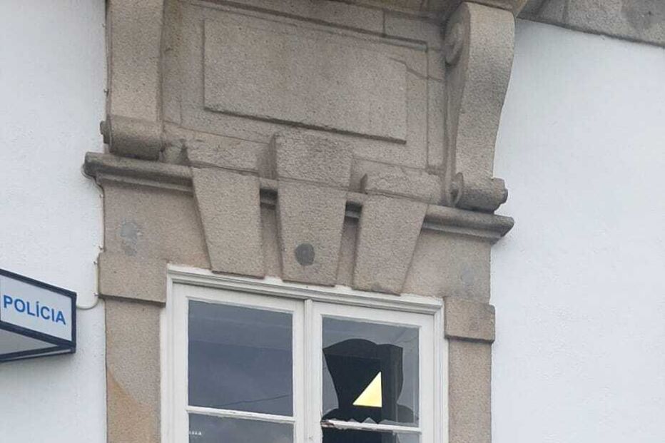 Homem ataca esquadra de Braga à pedrada e esfaqueia polícia que o tentou impedir