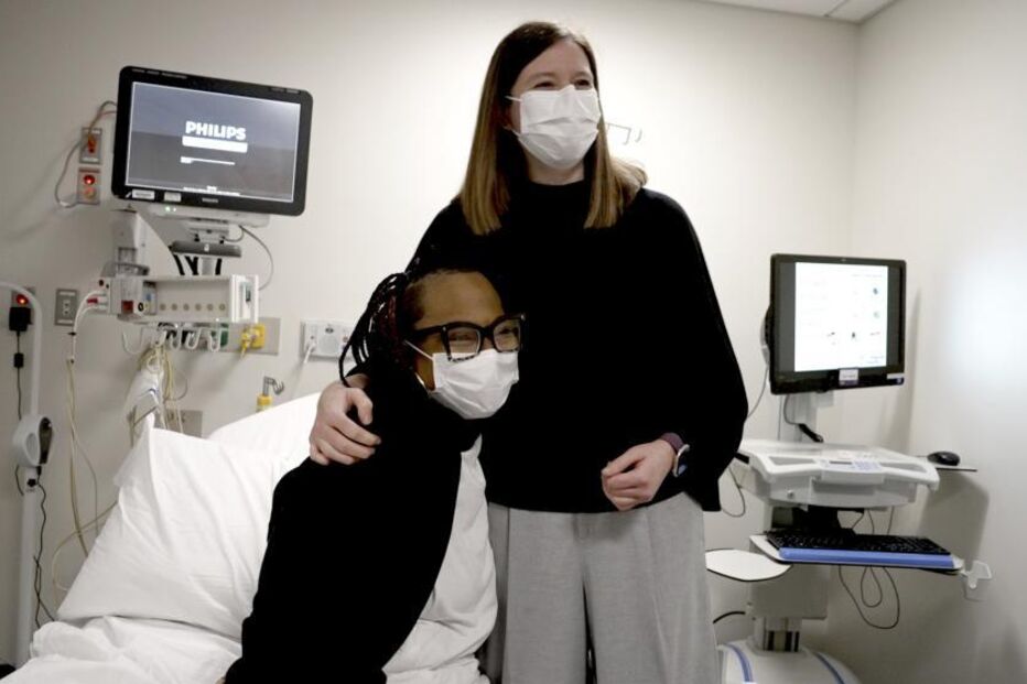 Towana Looney, à esquerda, recupera junto da médica Jayme Locke 