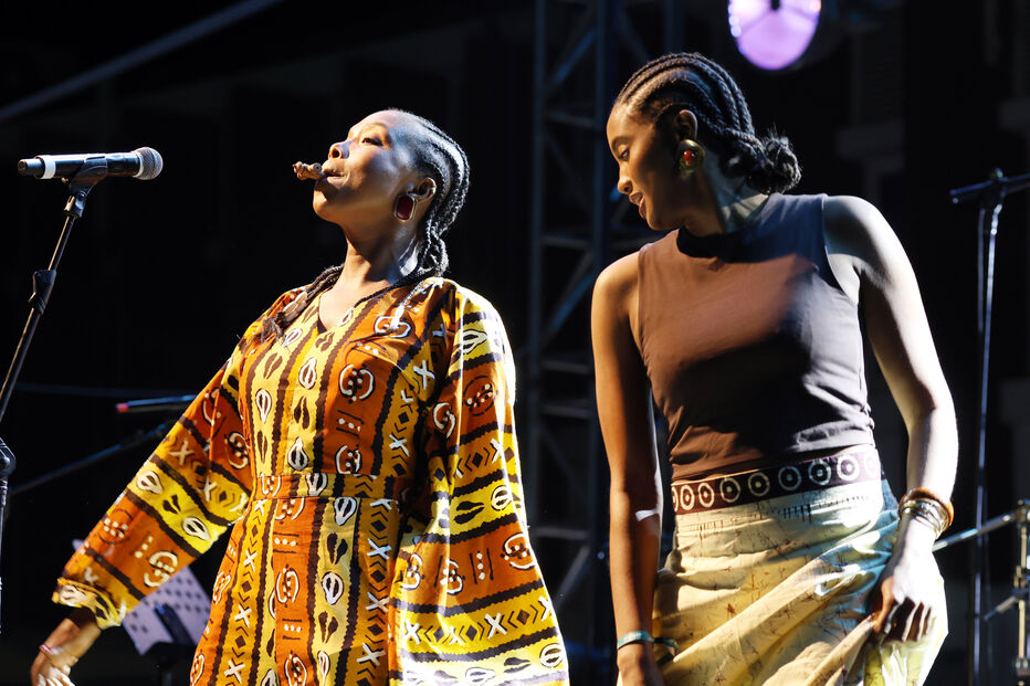 Karyna Gomes com a filha.JPG