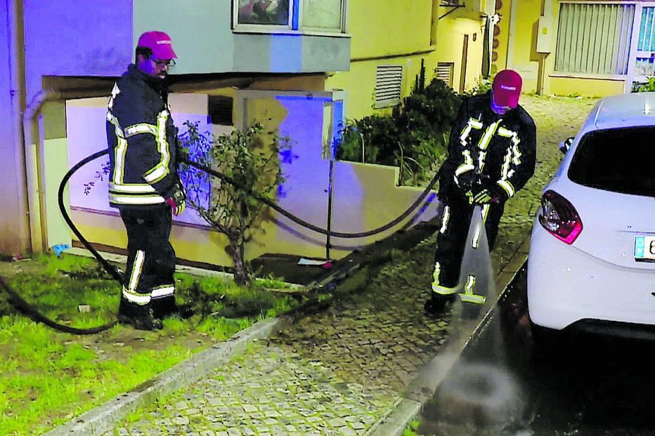Bombeiros da Amadora tiveram de lavar o sangue da vítima que se acumulou no local do crime 