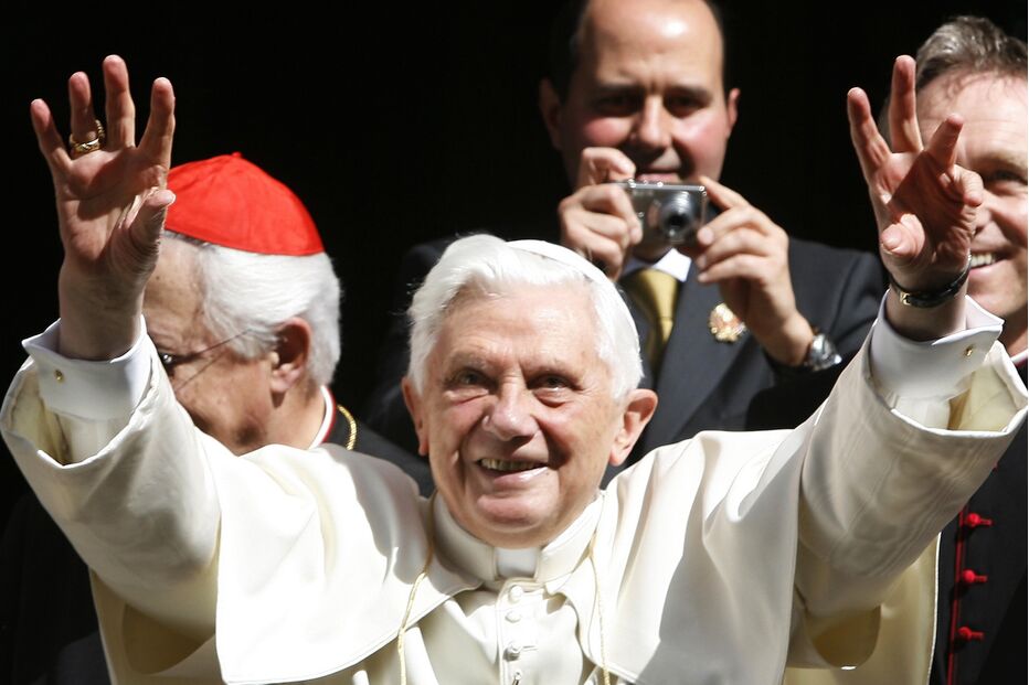 Papa Bento XVI a saudar os fiéis no Terreiro do Paço