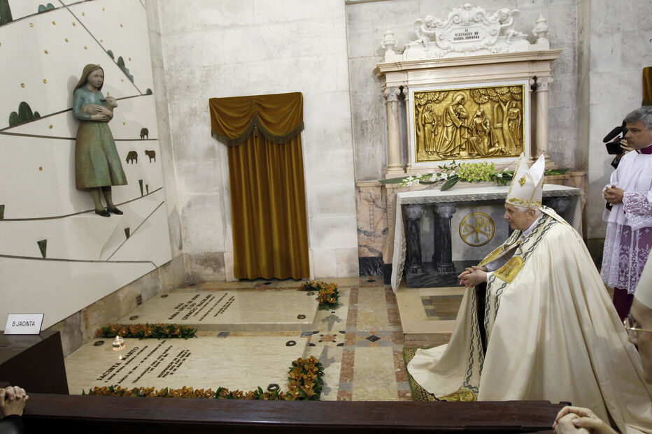 Papa Bento XVI rezou no túmulo de Jacinta e Francisco