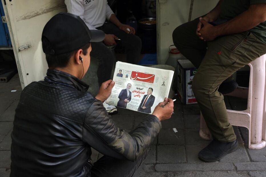 Cidadãos iranianos lêem notícias sobre as negociações nucleares com os EUA