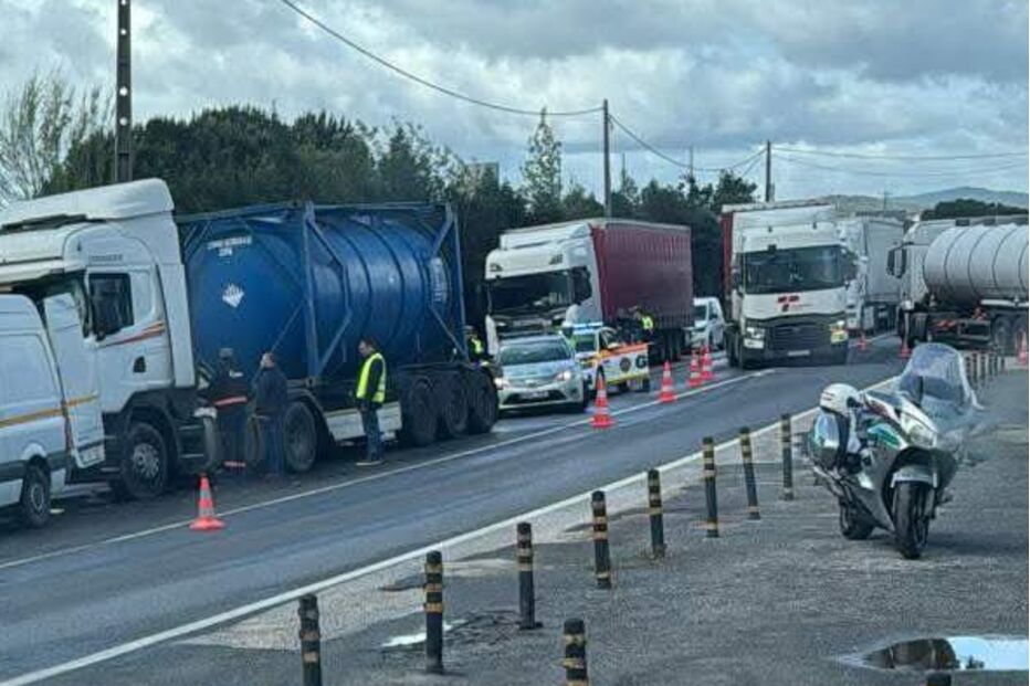 Colisão entre autocarro e dois camiões na EN3 em Alenquer
