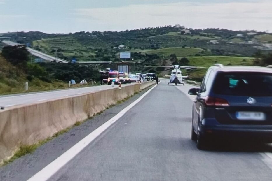 Colisão entre dois ligeiros e um pesado corta A22