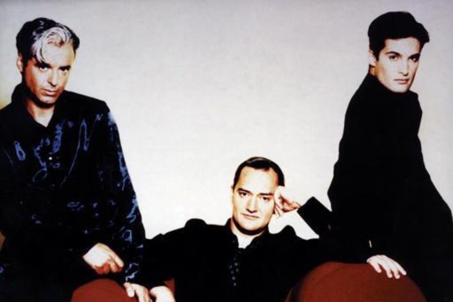 Nuno Guerreiro com os elementos da banda 'Ala dos Namorados', João Gil e Manuel Paulo