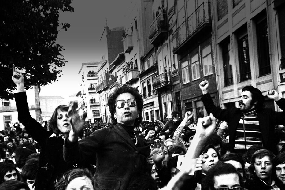 A revolução dos militares em Lisboa deu lugar, no dia 25 de abril, à euforia da população que saiu à rua