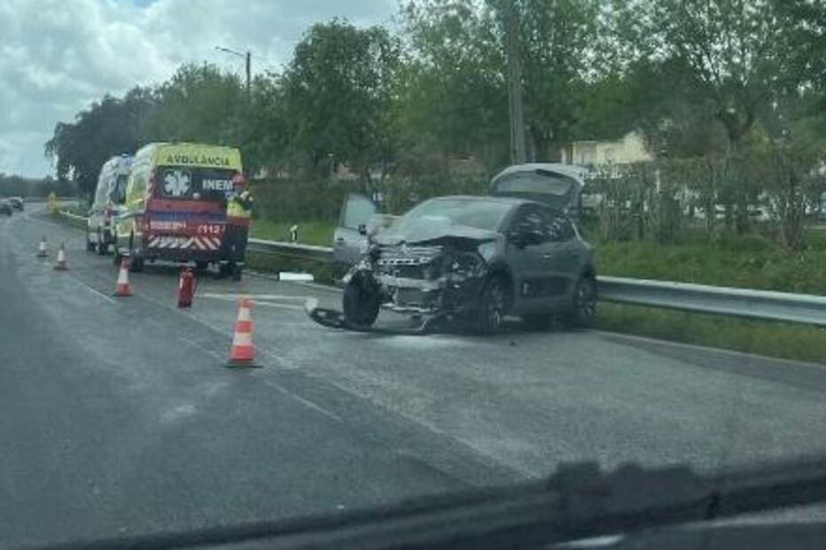 Sete feridos em colisão entre dois carros na EN366 na Azambuja. Trânsito encontra-se cortado