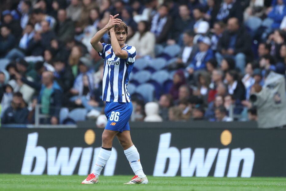 Rodrigo Mora inaugura o marcador