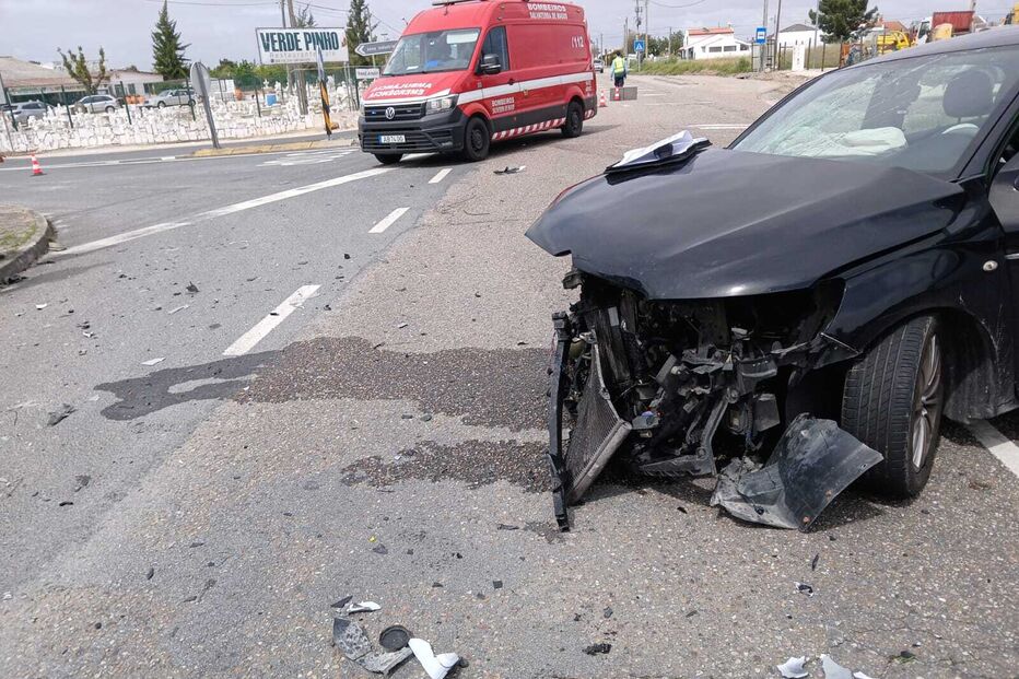 Choque entre três carros causa três feridos em Muge, no distrito de Santarém