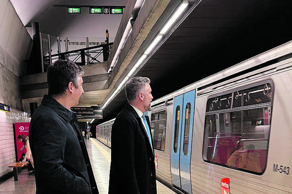 Pedro Nuno Santos 'apanhado' no metro e em restaurante indiano