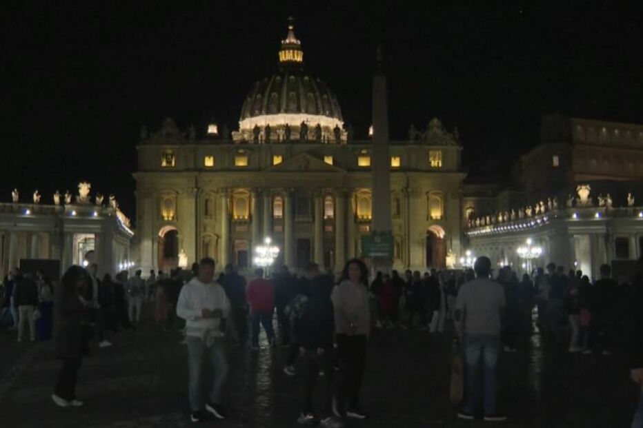 Fiéis enchem Praça de São Pedro para homenagear Papa Francisco. Veja em direto
