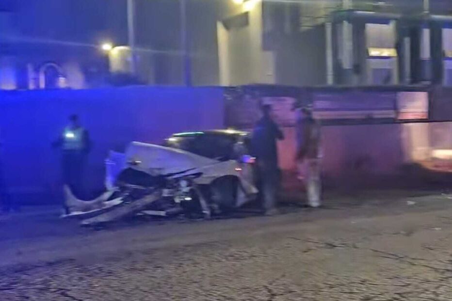 Dois feridos em colisão frontal na Feira